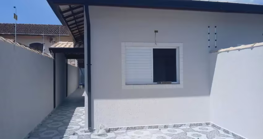 Casa com piscina á venda em Itanhaém- 1500m do mar