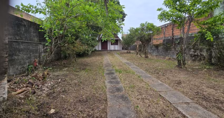 Chalé em terreno de 380m² á venda em Itanhaém- 500m do mar