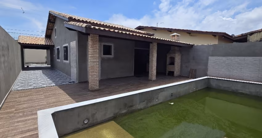 Casa nova com 03 quartos,piscina, excelente acabamento á 100m do mar