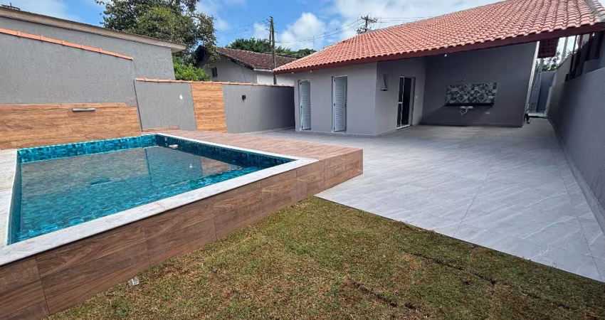 Casa nova com piscina no bairro Belas Artes - Itanhaém/SP.