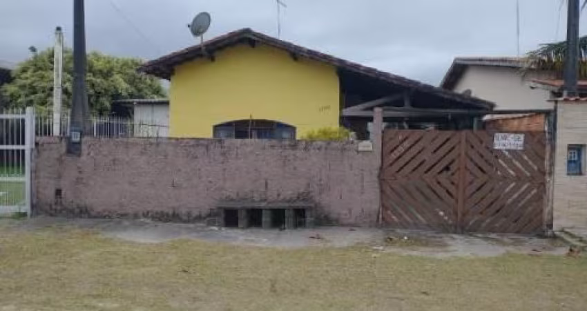 Linda casa localizada no bairro Balneário São Jorge