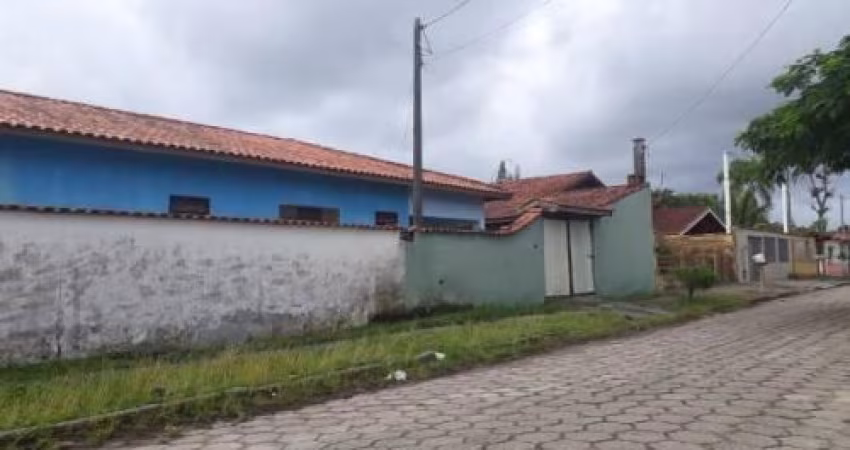 Casa localizada no Balneário São Jorge - lado praia, em rua calçada.