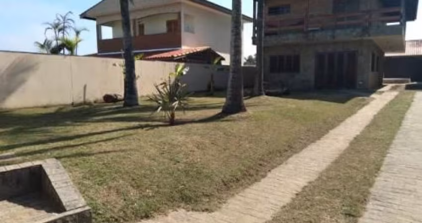 Belíssima casa localizada no bairro Parque Augustus - lado praia, em frente ao mar.