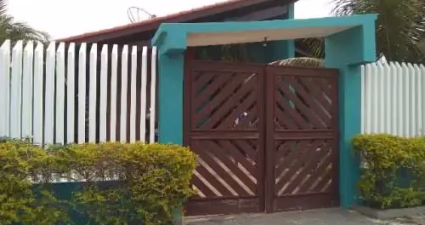 Excelente casa localizada no bairro Cibratel 2 - lado praia, possui piscina, churrasqueira, forno, fogão a lenha e área de serviço.