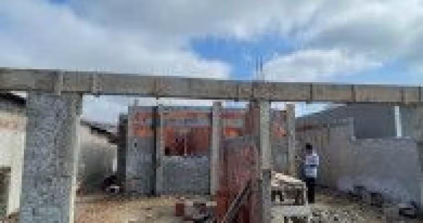 Casa localizada no bairro Tupy, em Itanhaém- em rua calçada, lado praia.
