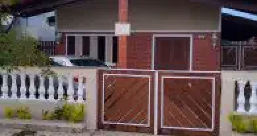 Belíssima casa localizada no bairro Balneário Josedy, em Peruíbe - lado praia, em rua calçada.