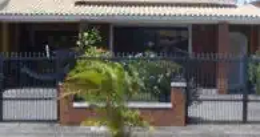 Belíssima casa localizada no bairro Oasis - lado praia, em rua calçada.