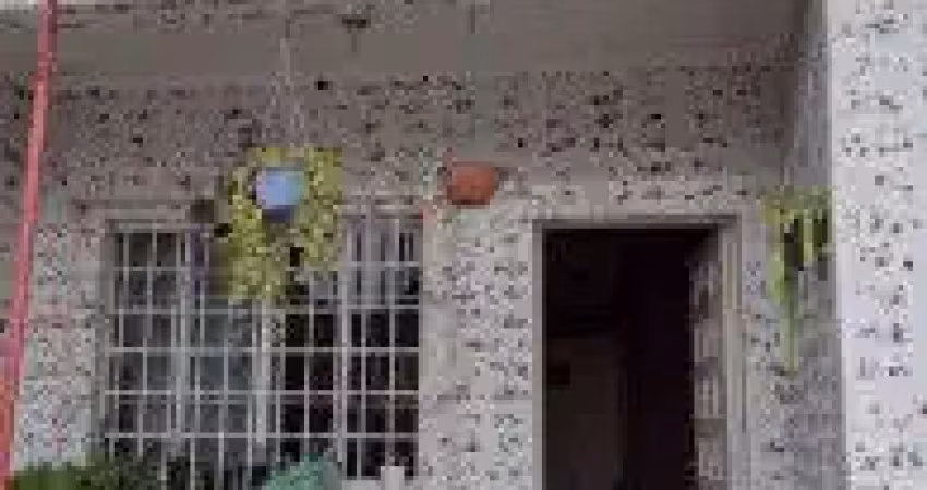 Casa localizada no bairro jardim praia grande, em mongaguá - lado praia em rua calçada.