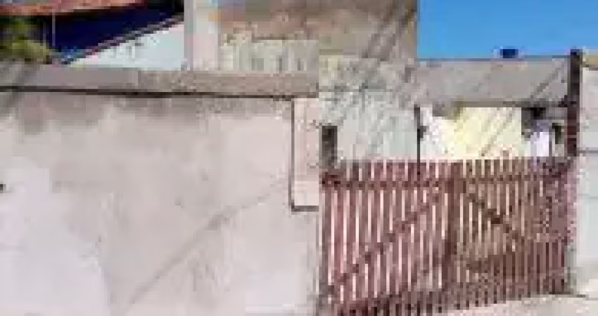 Casa localizada no bairro balneário gaivota - lado praia, em rua calçada.