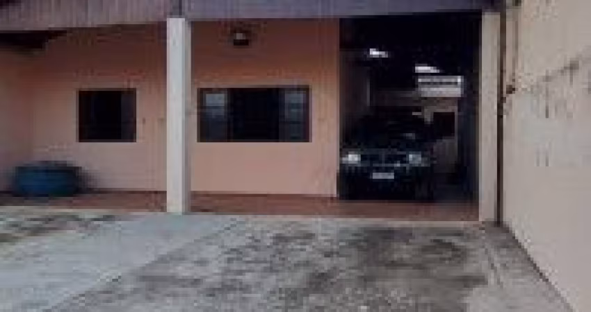 Excelente casa localizada no bairro Jardim Regina, em Itanhaém - lado praia, em rua calçada.