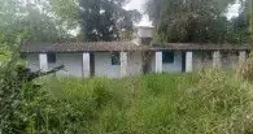 Terreno localizado no jardim umuarama, em itanhaém - em rua calçada, possui uma casa.