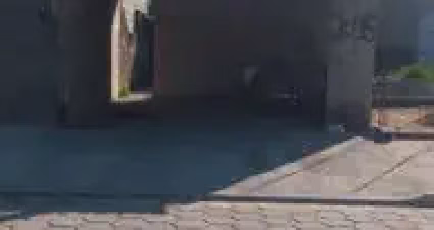 Casa no bairro Nova Itanhaém, em Itanhaém - em rua calçada, possui estrutura para sobrado.