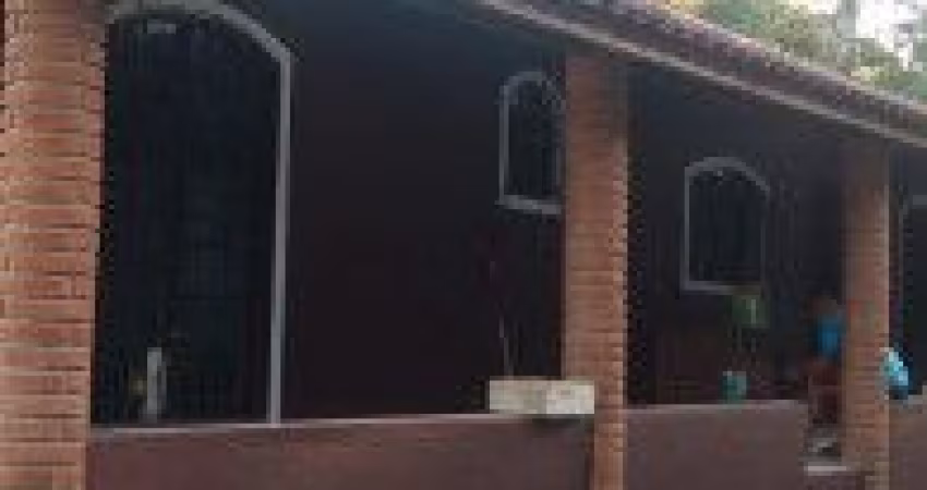 Excelente casa localizada no bairro Estância Santa Cruz, em Peruíbe - Possui espaço para piscina e churrasqueira.