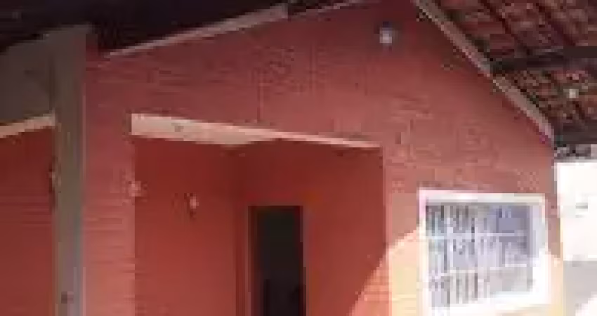 Casa excelente localizada no bairro loty, em itanhaém - lado praia, possui churrasqueira e espaço para piscina.
