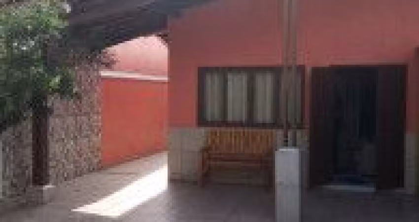 Excelente casa localizada no Jardim das Palmeiras, em Itanhaém - lado praia, à 50 metros do mar.