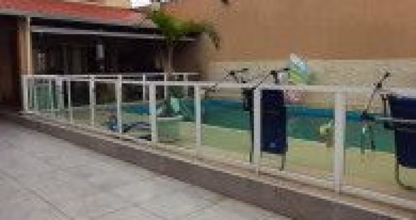 Casa localizada no bairro Jequitibá, em Itanhaém - Possui portão automático, porcelanato, piscina, área gourmet com churrasqueira, fogão mineiro e edícula.