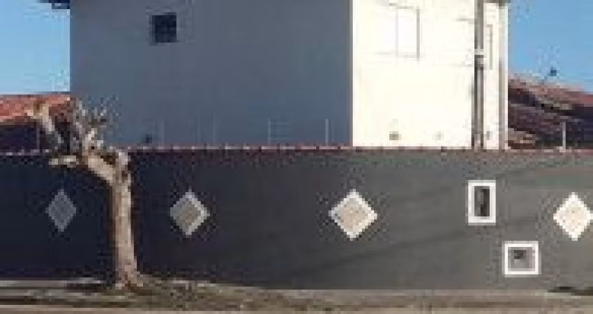 Casa no Jardim Grandesp em Itanhaém, localizado lado praia, em rua calçada.
