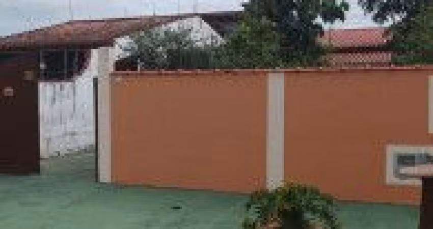 Excelente casa localizada no bairro Bopiranga, em Itanhaém - lado praia, possui espaço p/ piscina, churrasqueira e jardim.
