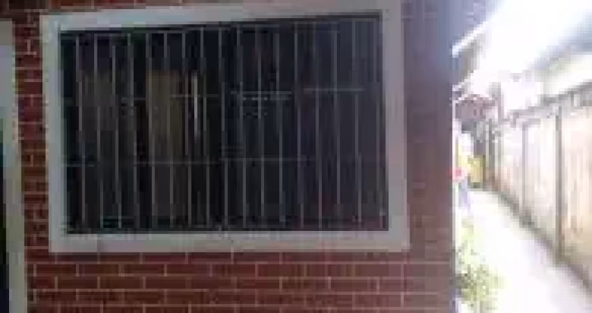 Ótima casa no bairro Nossa Senhora do Sion, em Itanhaém - lado serra em rua calçada.