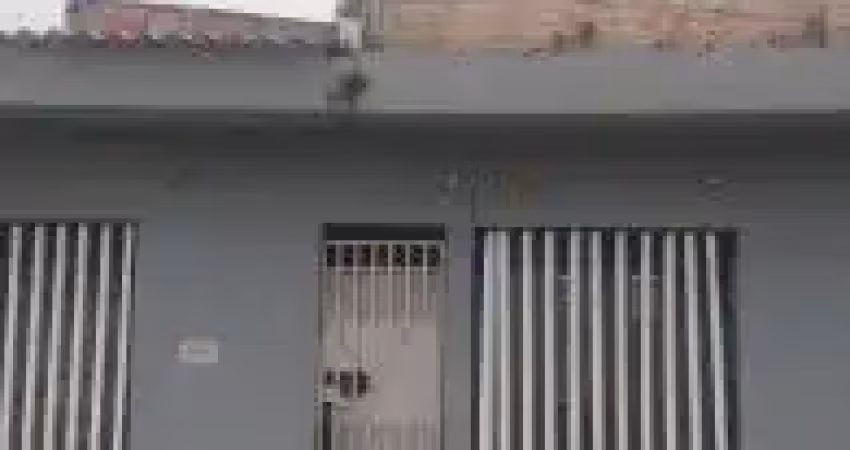 Ótima casa no Balneário Tropical em Itanhaém - lado serra em rua calçada.