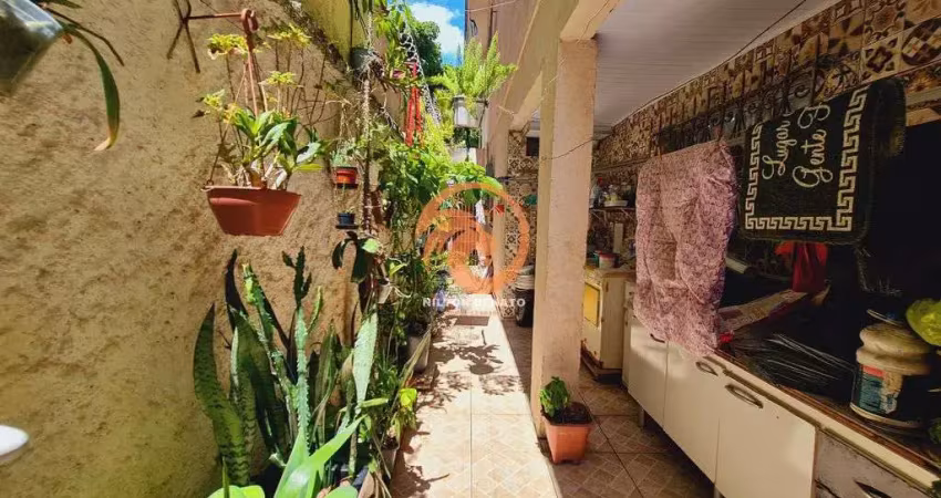 Casa sobrado á venda em santos com 03 suítes e quintal