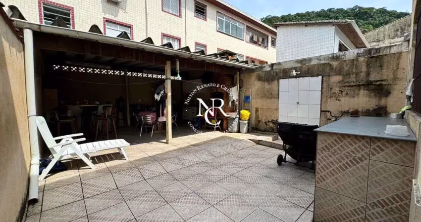 Casa sobreposta baixa com quintal com 3 quartos no marapé em santos-sp