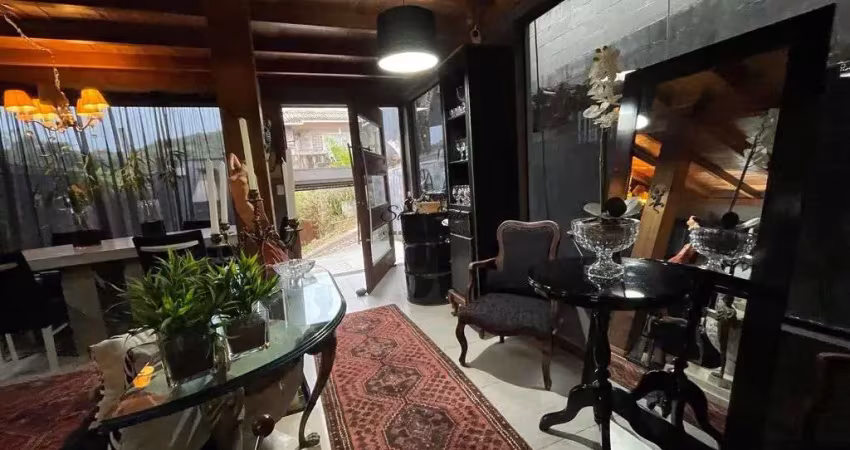 Casa,estilo cabana  dos alpes suíços ,à venda  na cachoeira do bom jesus !