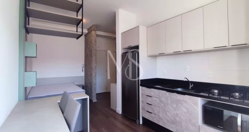Loft mobiliado no centro, com 29 m² privativos e condomínio completo