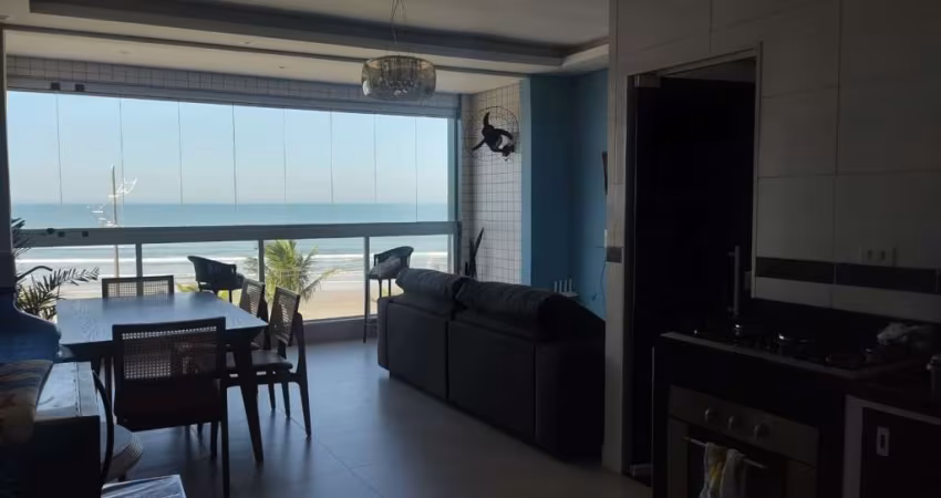Apartamento de 2 dormitórios em frente a praia no Solemar Praia Grande SP.
