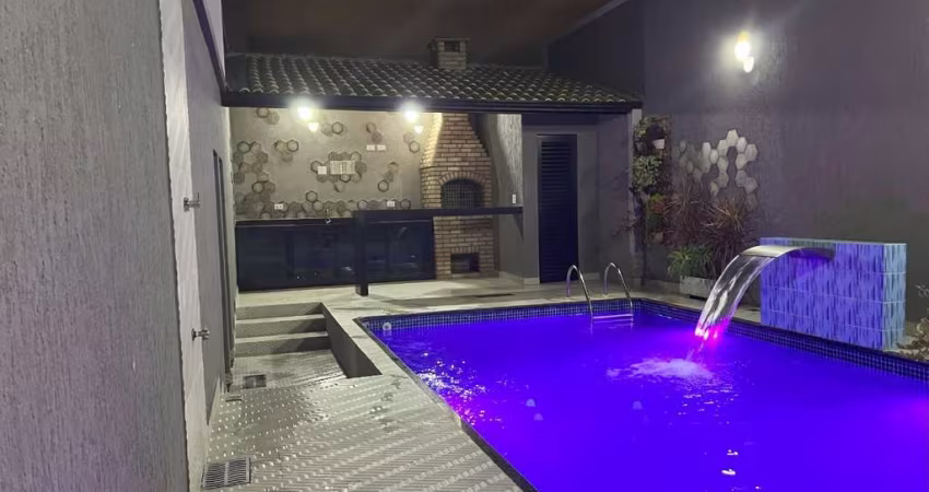 Casa de 2 dormitórios em condomínio com piscina em Praia Grande SP