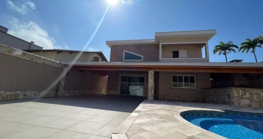 Casa com piscina alto padrão no Florida em Praia Grande.