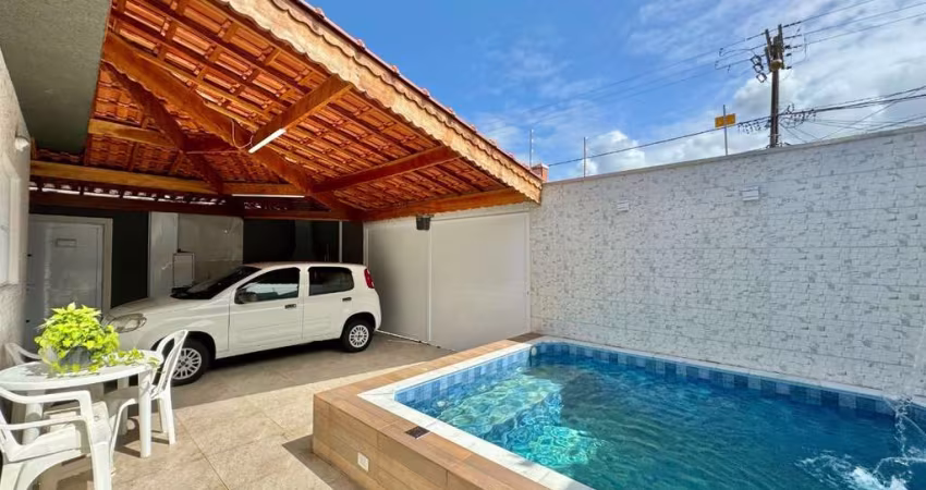 Casa com piscina a poucos metros da praia na Ocian em Praia Grande.