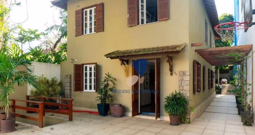 Casa de Rua com 6 quartos à venda, 258m² - Jardim Botânico