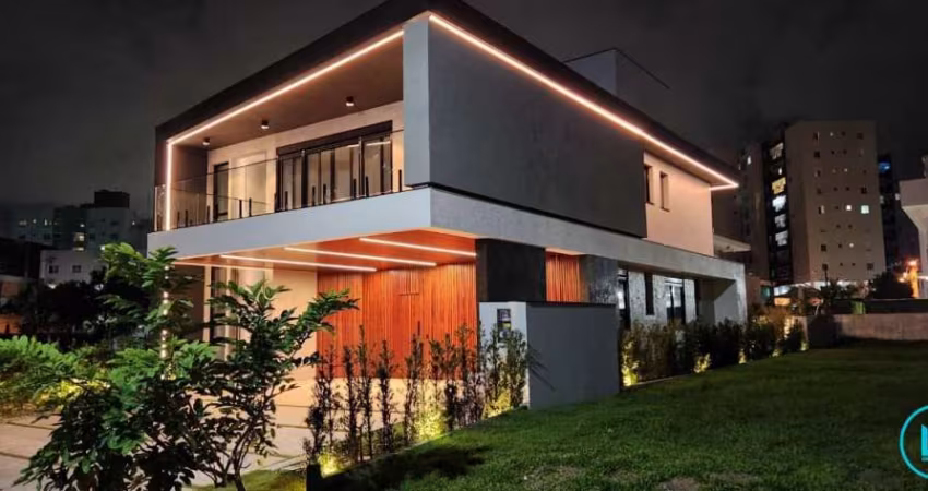 Belíssima Casa em condomínio fechado. Na praia Brava, Itajaí