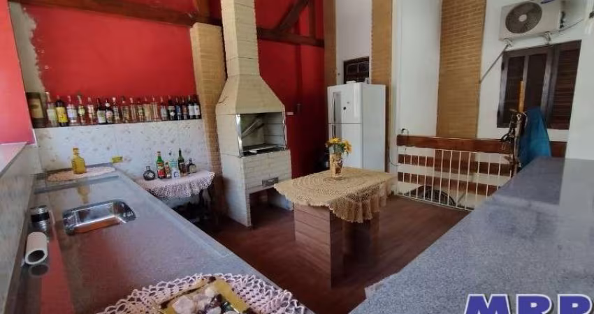 Casa em Ubatuba, localizada no bairro do Sertão da quina, com 2 dormitórios