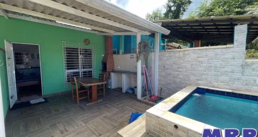 Casa à venda em Ubatuba no Sertão da Quina, aproximadamente 3 km da praia de Maranduba.