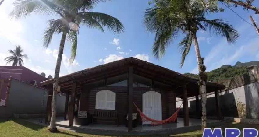 Casa à venda em condomínio fechado em ubatuba. condomínio park hills.