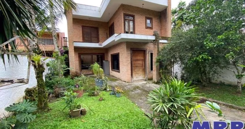 Casa com 3 suítes à venda em Ubatuba, Praia da Lagoinha, aceita financiamento.