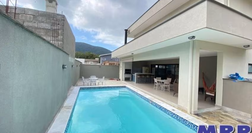 Casa à venda em Ubatuba. Praia da Lagoinha. Condomínio fechado. 4 dormitórios. Com piscina.