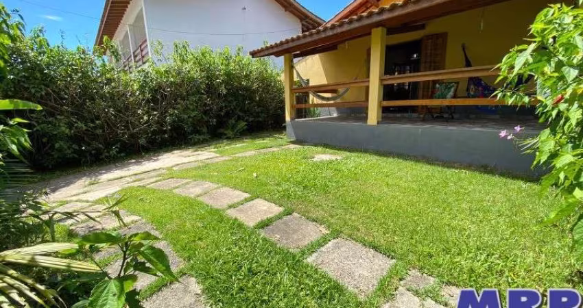 Casa à venda em Ubatuba, muito bem localizada no bairro da Maranduba a 150 metros da praia.