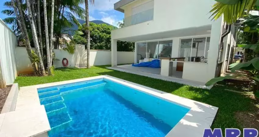 Casa à venda na Praia da Lagoinha em Ubatuba, Condomínio. Casa alto padrão.