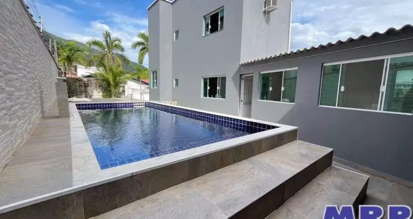 Casa á venda em Ubatuba, Praia de Maranduba. Com edícula e piscina.