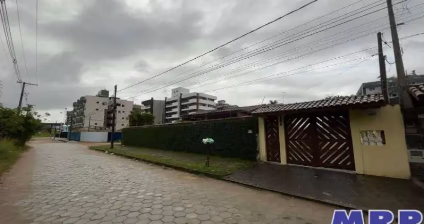 Ótima casa em ubatuba, com 2 suítes, aproximadamente 400 metros da praia grande!