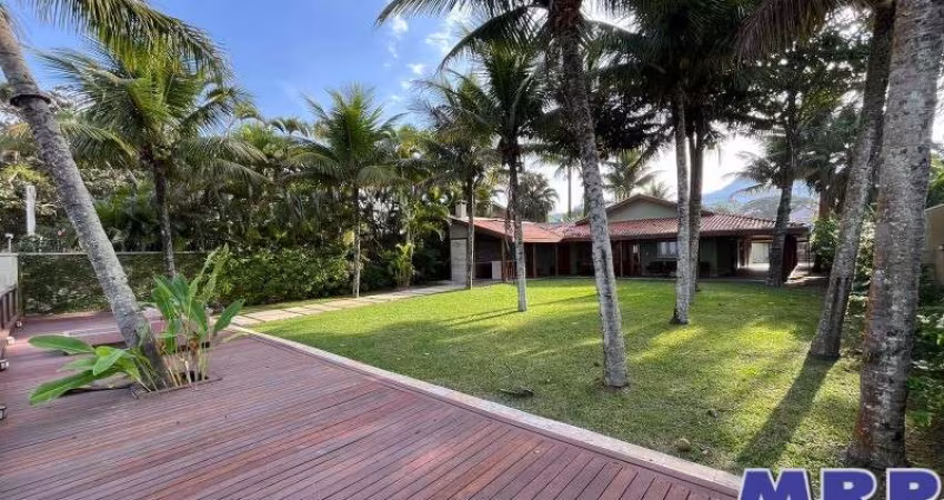 Casa Pé na Areia na Praia da Maranduba. Localização privilegiada, com frente para Rodovia.