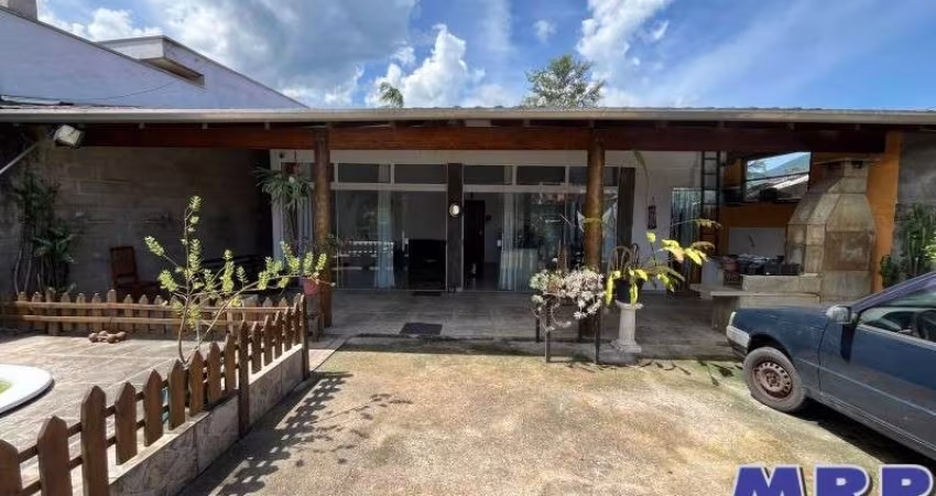 Casa a venda em Ubatuba com piscina no bairro do Sertão da Quina a 3,5 km da Praia da Maranduba.
