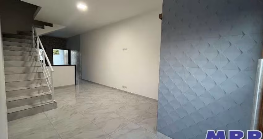 Imóvel novo a venda em Caraguatatuba com 2 suítes, localizado em rua pavimentada no bairro do Golfinhos.
