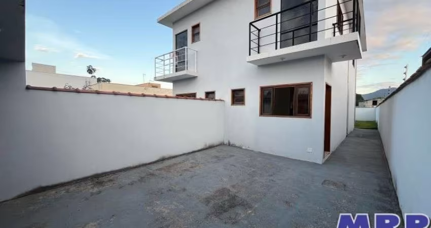 Imóvel novo a venda em Caraguatatuba com 2 suítes, localizado em rua pavimentada no bairro do Golfinhos.