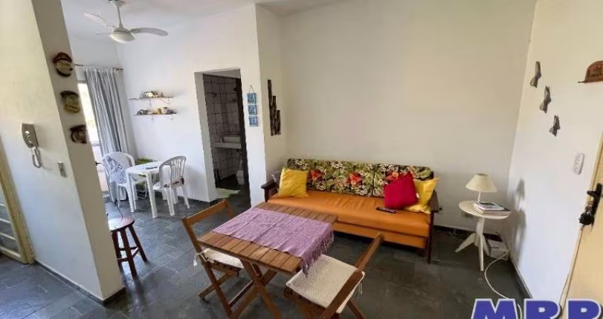 Apartamento à venda em Ubatuba na praia da Maranduba, condomínio com elevador.