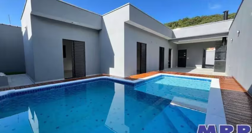 Casa a venda em Caraguatatuba no bairro do Massaguaçu com 3 dormitórios e piscina !