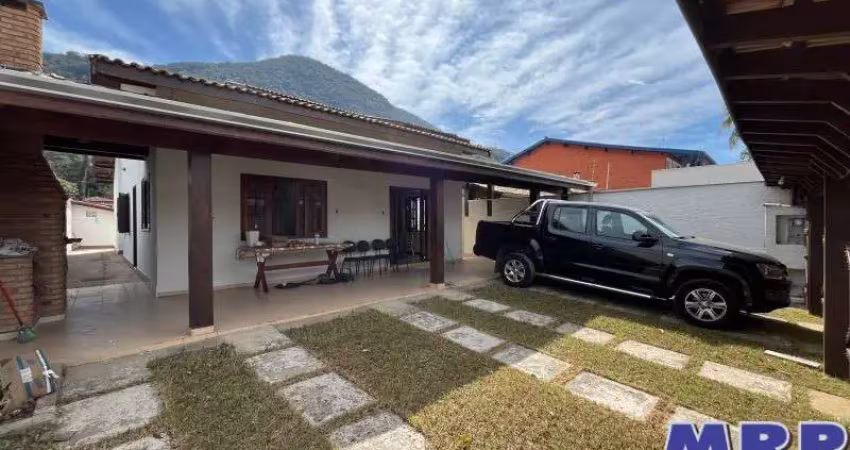 Casa à venda em ubatuba, praia da lagoinha, com 3 suítes, a poucos passos da praia.